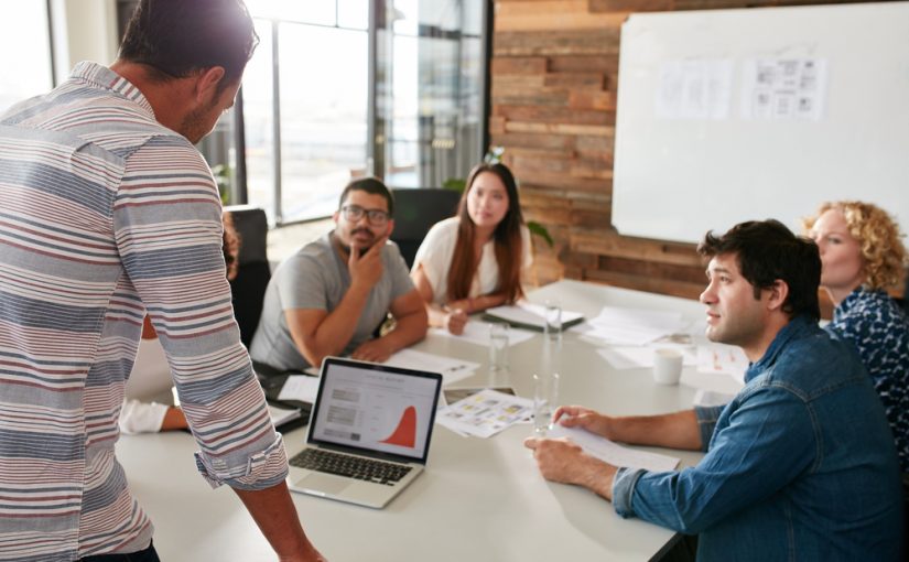 Icono de signo de interrogación o burbuja de diálogo representando la sección de preguntas frecuentes (FAQ) sobre la Fundación Estatal para la Formación en el Empleo (FUNDAE).
