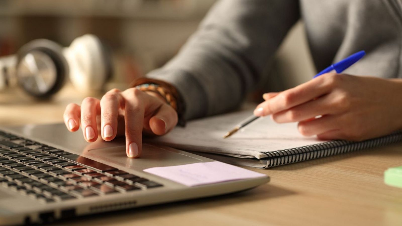 Hay cursos bonificados para autónomos Persona autónoma sonriendo usando un ordenador, mostrando la disponibilidad de cursos bonificados Fundae y formación gratuita para su crecimiento profesional.