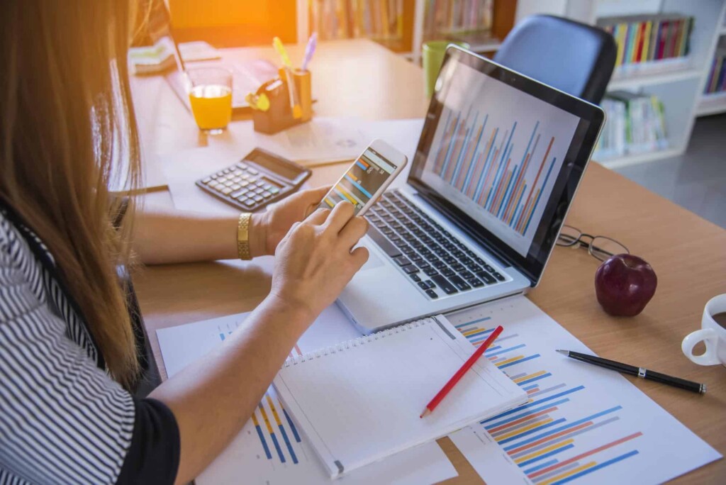 Infografía explicando qué es el B-Learning, la combinación del aprendizaje presencial y en línea, y sus beneficios clave.