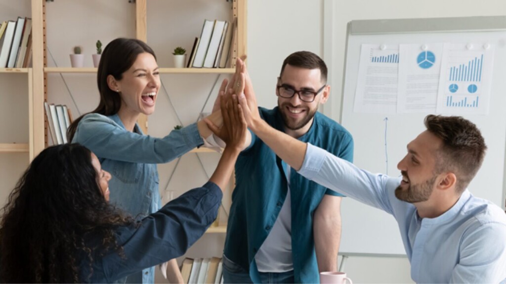 Gráfico que muestra a distintos profesionales (empleados, autónomos, desempleados) beneficiándose de la formación y los cursos de FUNDAE.