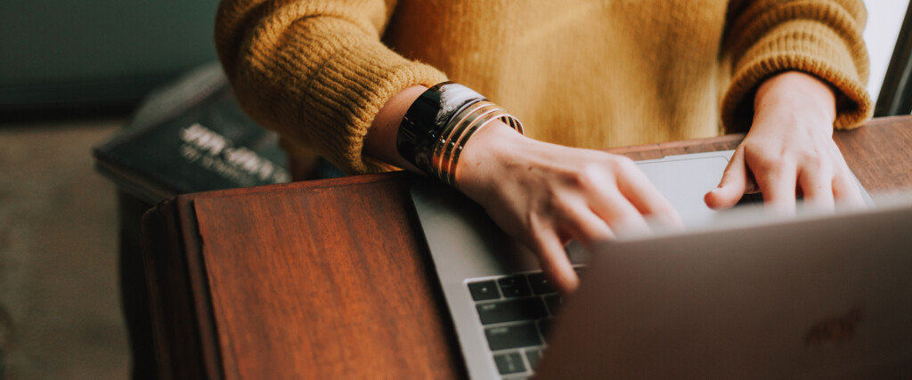 Captura de pantalla de la estructura de archivos de un curso online en formato SCORM resaltando el archivo imsmanifest.xml.