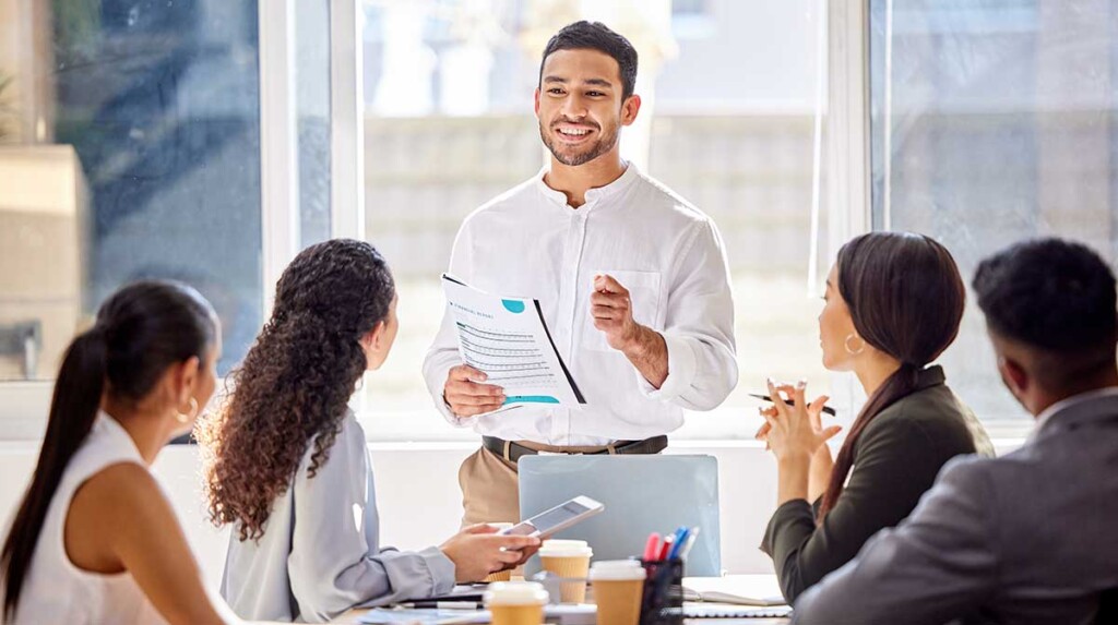 Infografía detallando las características de los cursos bonificables FUNDAE para formación profesional en empresas.