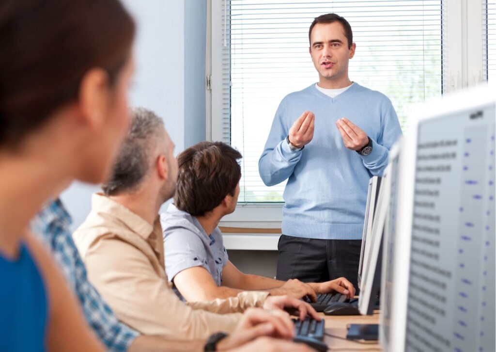 Gráfico que muestra los beneficios de un plan de formación bien diseñado, incluyendo motivación laboral, eficiencia y reducción de brechas digitales.