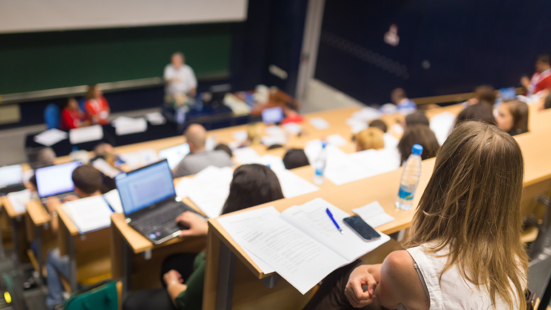 Infografía comparativa que muestra las diferencias y ejemplos de formación reglada frente a la formación no reglada para el desarrollo profesional.